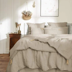 Couvre-lit à Nouettes Lin Lavé 26 Couvre-lit à Nouettes Lin Lavé -Magasin De Literie bout de lit lin beige ambiance