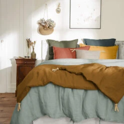 Couvre-lit à Nouettes Lin Lavé 31 Couvre-lit à Nouettes Lin Lavé -Magasin De Literie bout de lit lin marron ambiance
