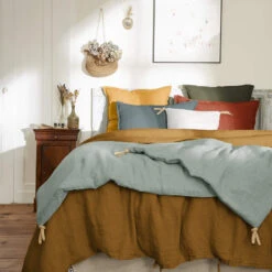 Couvre-lit à Nouettes Lin Lavé 33 Couvre-lit à Nouettes Lin Lavé -Magasin De Literie bout de lit lin vert ambiance