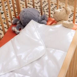 Couette Bébé Anti-acariens 300g Someo 80x120 11 Couette Bébé Anti-acariens 300g Someo 80x120 -Magasin De Literie couette bebe someo zoom ambiance