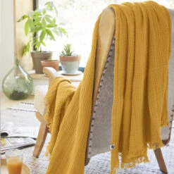 Plaid Gaze De Coton à Franges Jaune Safran 10 Plaid Gaze De Coton à Franges Jaune Safran -Magasin De Literie gaia jaune amb 2 plaid