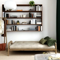 Banquette Ajustable GRAB En Pin Massif Foncé Avec Matelas Futon 130x190 -Magasin De Literie grab fonc allong ambiance