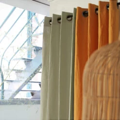 Rideau à œillets En Lin Lavé 140x250 -Magasin De Literie rideau lin oeillets sauge ambiance