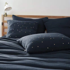 Taie D'oreiller à Pois Brodés Double Gaze De Coton Marine 8 Taie D'oreiller à Pois Brodés Double Gaze De Coton Marine -Magasin De Literie to chic marine ambiance
