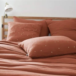Taie D'oreiller à Pois Brodés Double Gaze De Coton Orange Terracotta -Magasin De Literie to chic orangeterra ambiance