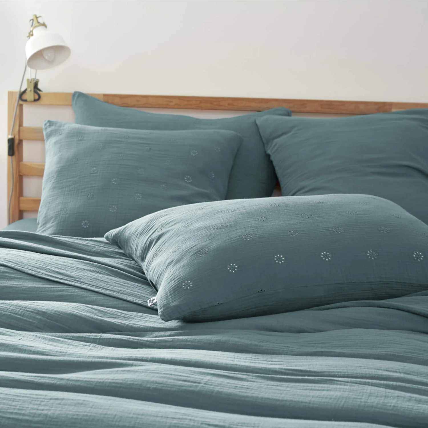 Taie D'oreiller Brodée Double Gaze De Coton Bleu Canard 5 Taie D'oreiller Brodée Double Gaze De Coton Bleu Canard – Image 3