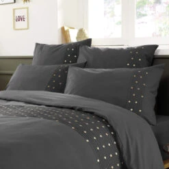 Taie D'oreiller Brodée Plis Religieuses Anthracite 7 Taie D'oreiller Brodée Plis Religieuses Anthracite -Magasin De Literie zoom to agathe anthracite