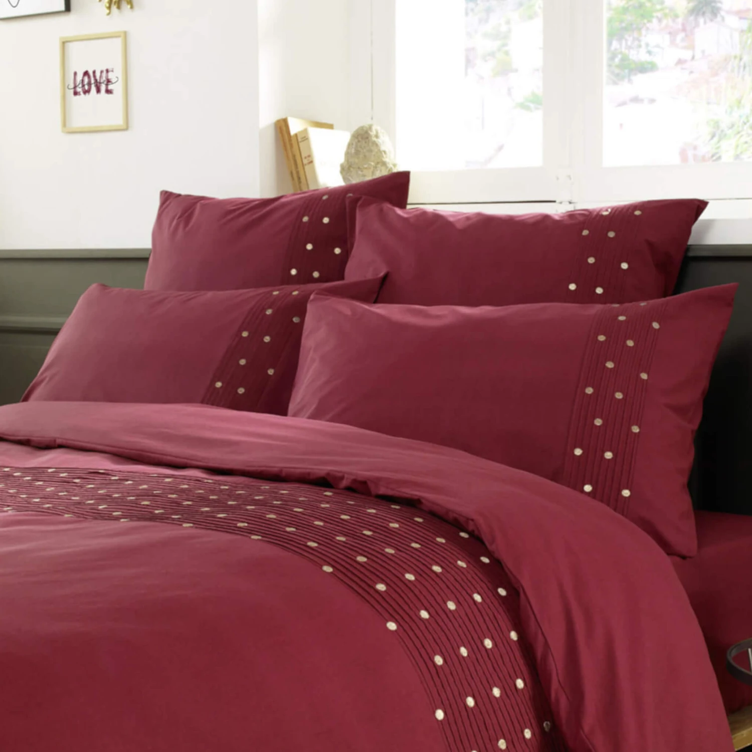 Taie D'oreiller Brodée Plis Religieuses Bordeaux 5 Taie D'oreiller Brodée Plis Religieuses Bordeaux – Image 3